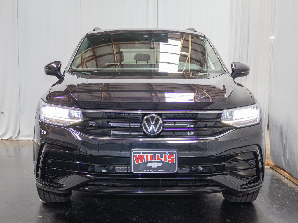 Used 2023 Volkswagen Tiguan SE R-Line AWD/4WD image 2