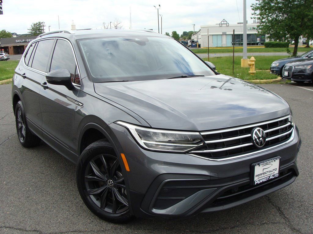 Used 2023 Volkswagen Tiguan SE image 1