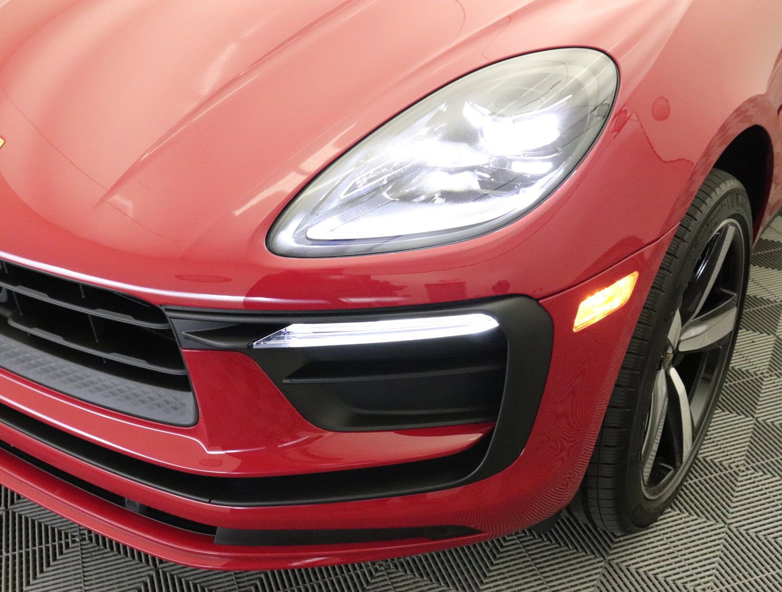 Used 2025 Porsche Macan image 15