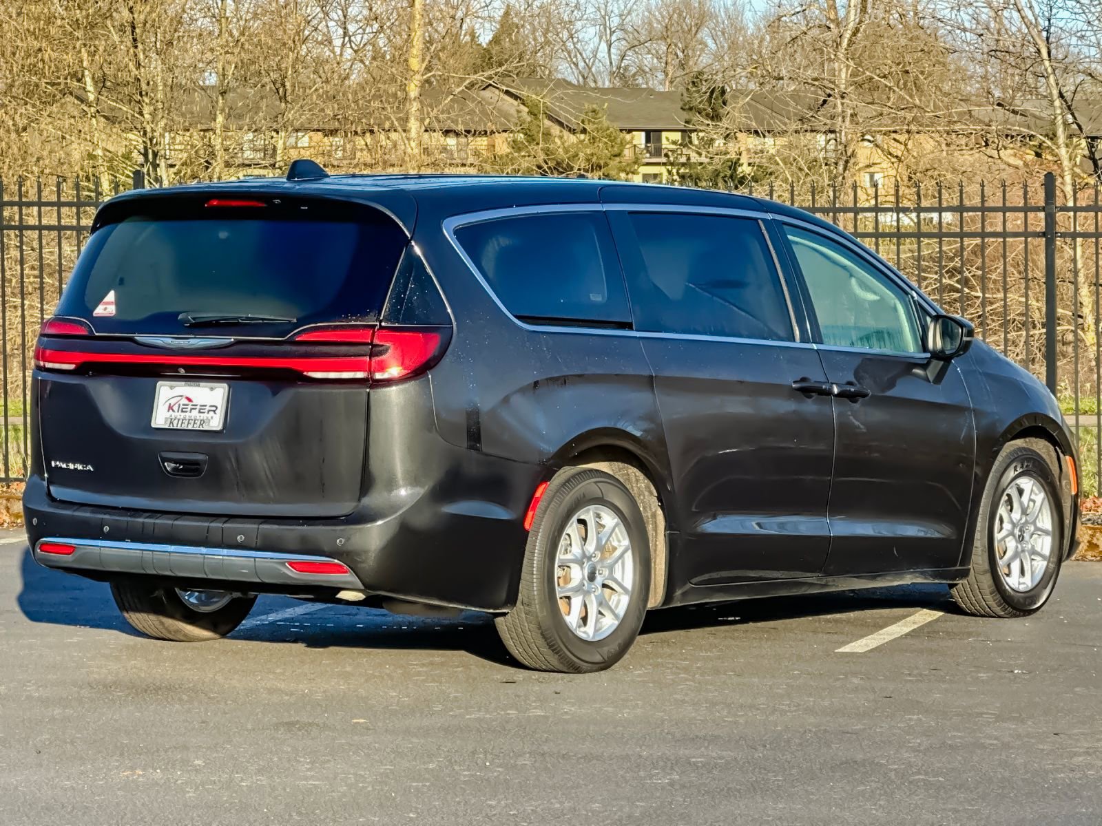 Used 2023 Chrysler Pacifica Touring-L image 3