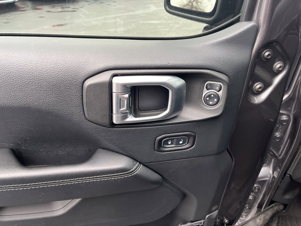 Used 2018 Jeep Wrangler Unlimited Sahara image 9