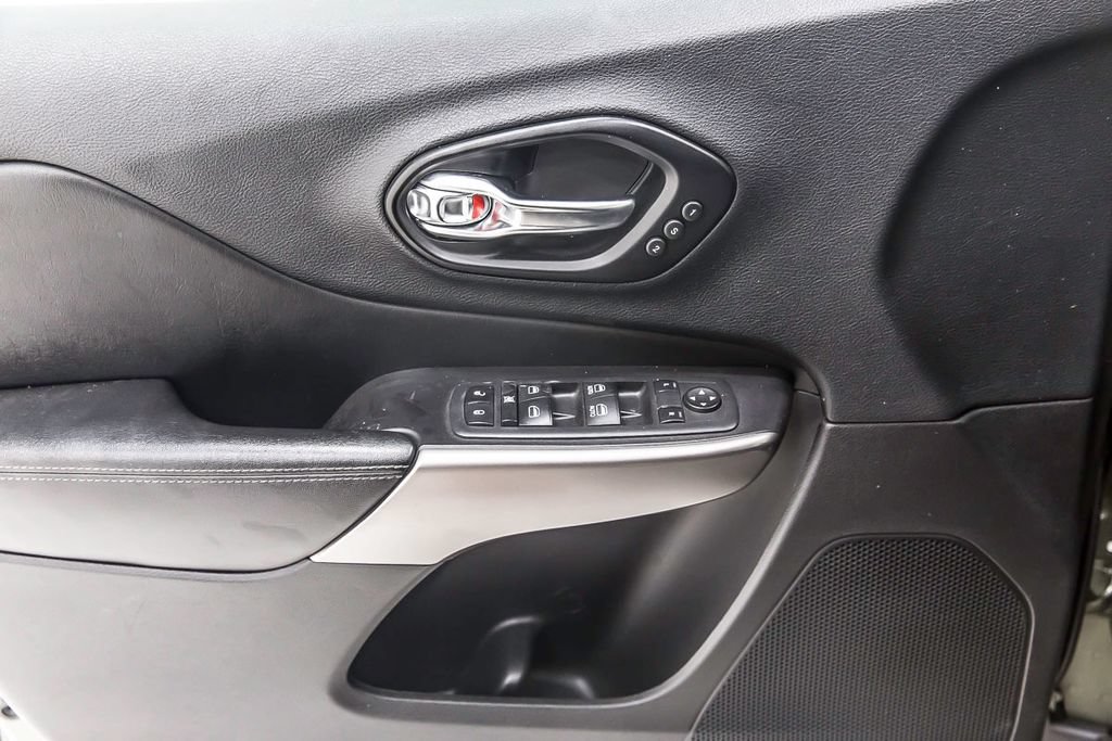 Used 2020 Jeep Cherokee Limited AWD/4WD image 23