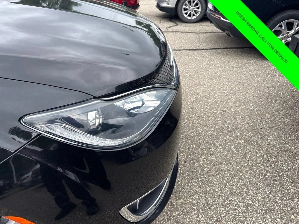 Used 2019 Chrysler Pacifica Touring-L FWD image 4
