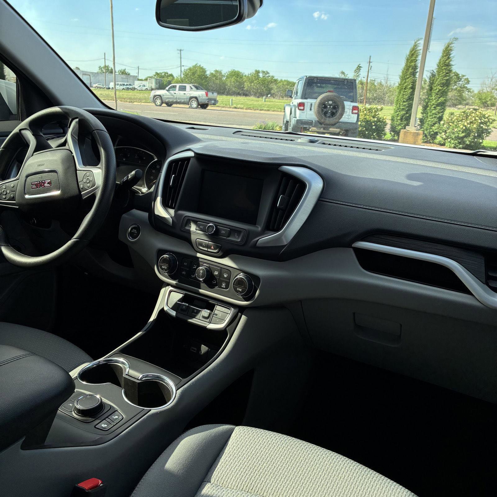 Used 2024 GMC Terrain SLE w/ Driver Convenience Package image 12