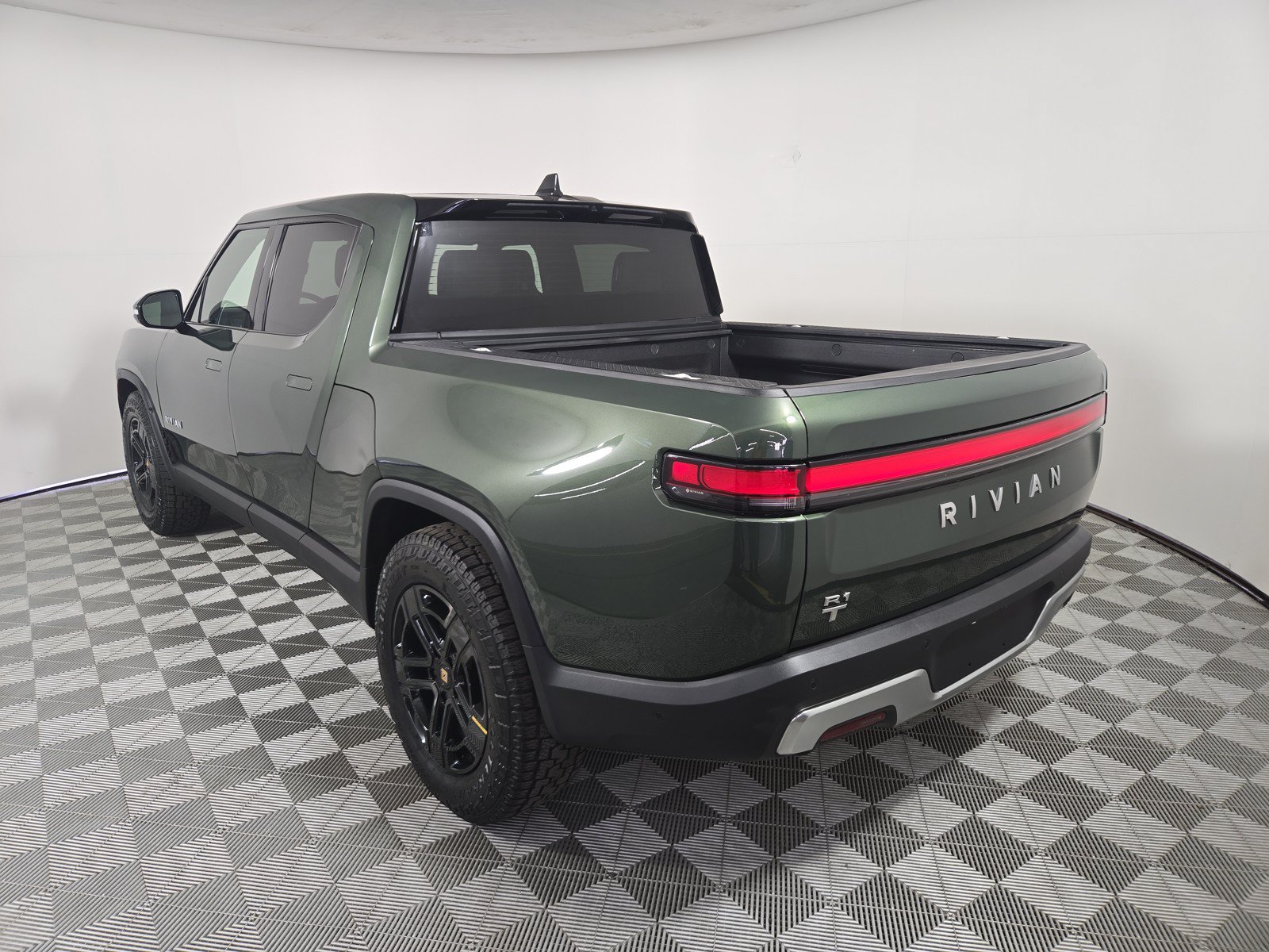 Used 2024 Rivian R1T Adventure AWD/4WD image 3