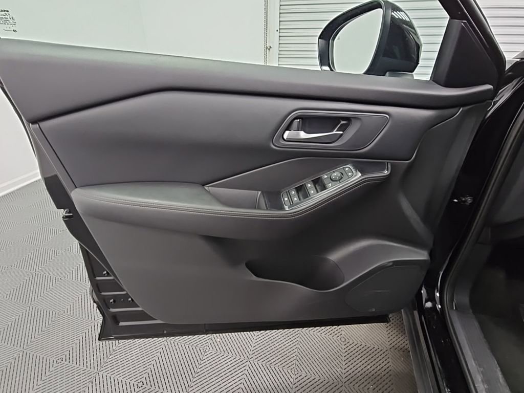 Used 2024 Nissan Rogue SV image 25