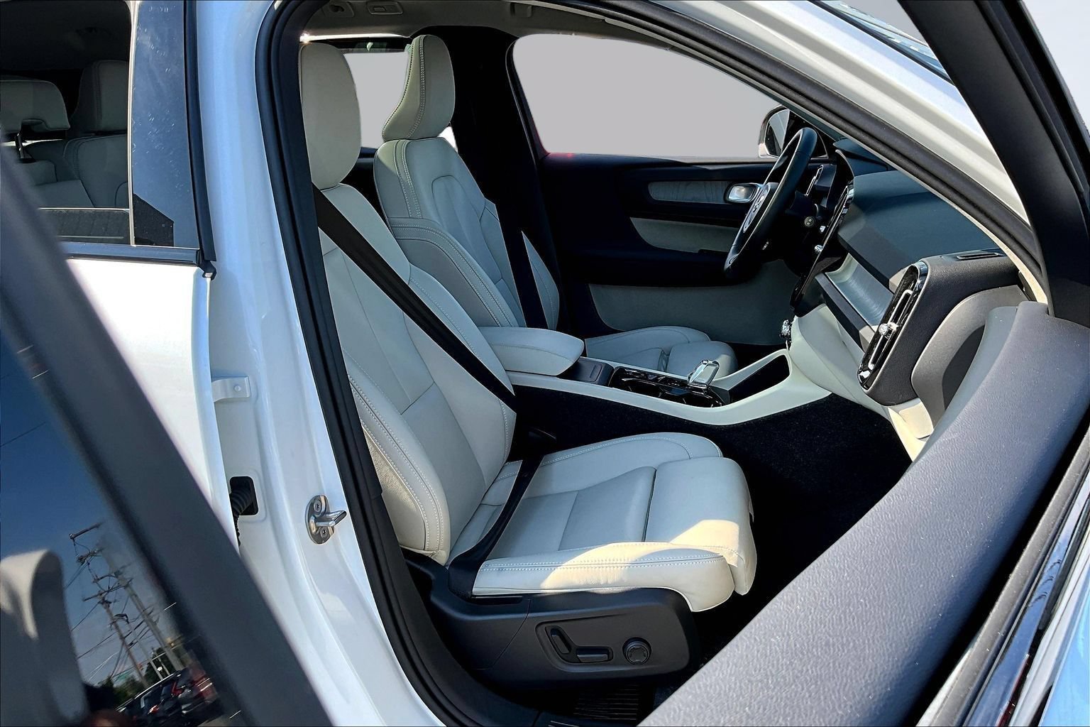 Used 2026 Volvo XC40 B5 Plus AWD/4WD image 32