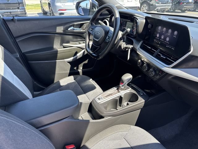 Used 2024 Chevrolet Trax RS w/ Sunroof Package FWD image 26