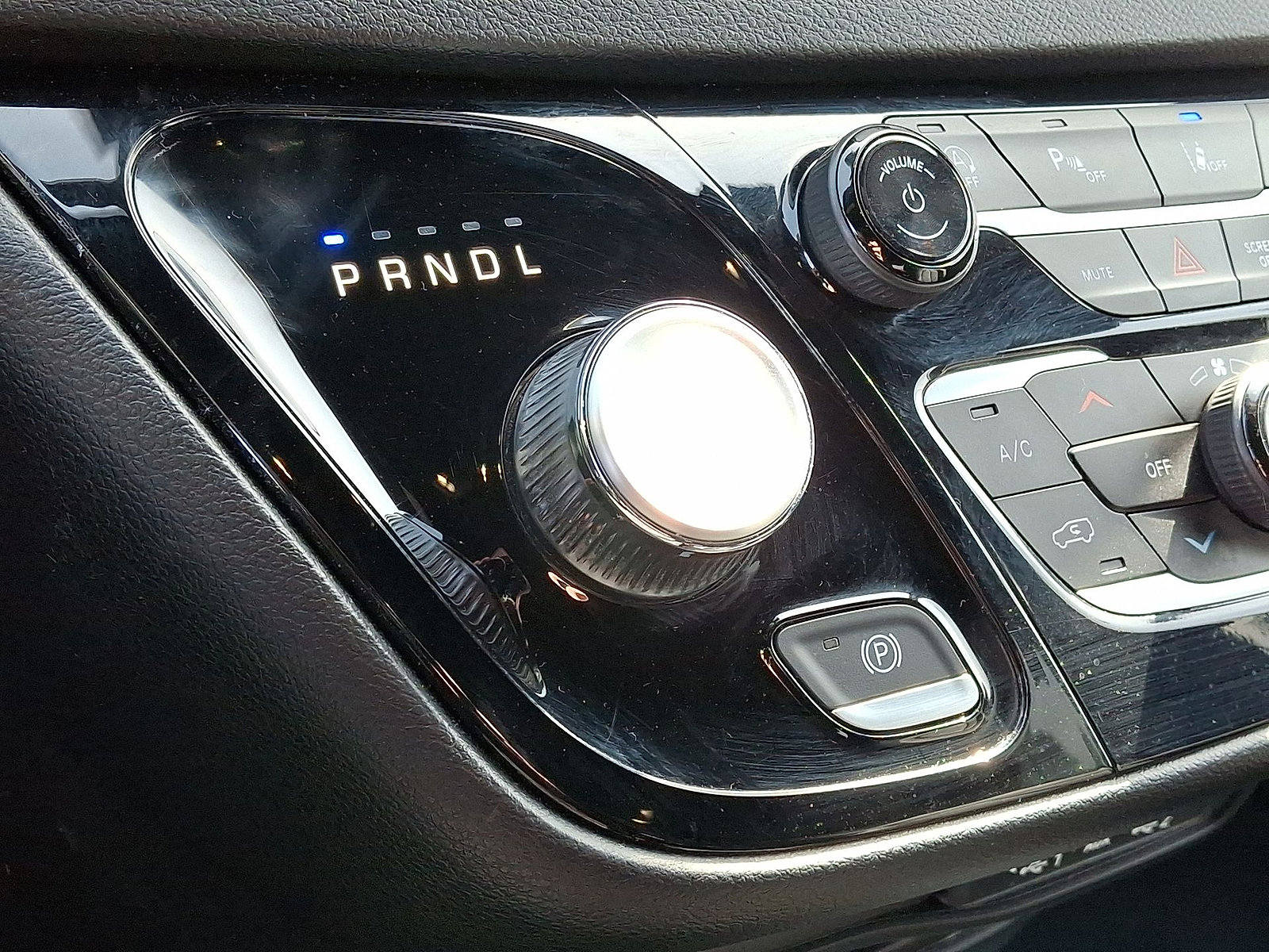 Used 2025 Chrysler Pacifica Select FWD image 12