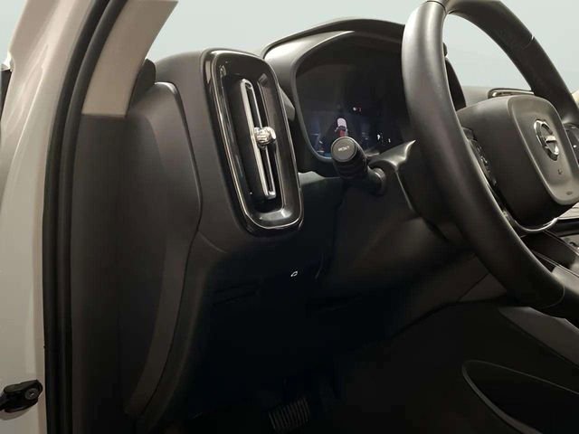 Used 2025 Volvo XC40 B5 Plus image 21