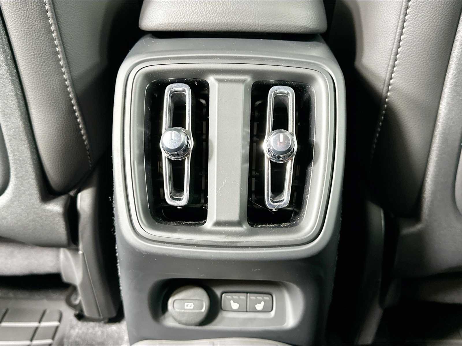 Certified 2025 Volvo XC40 B5 Core w/ Protection Package Premier AWD/4WD image 23
