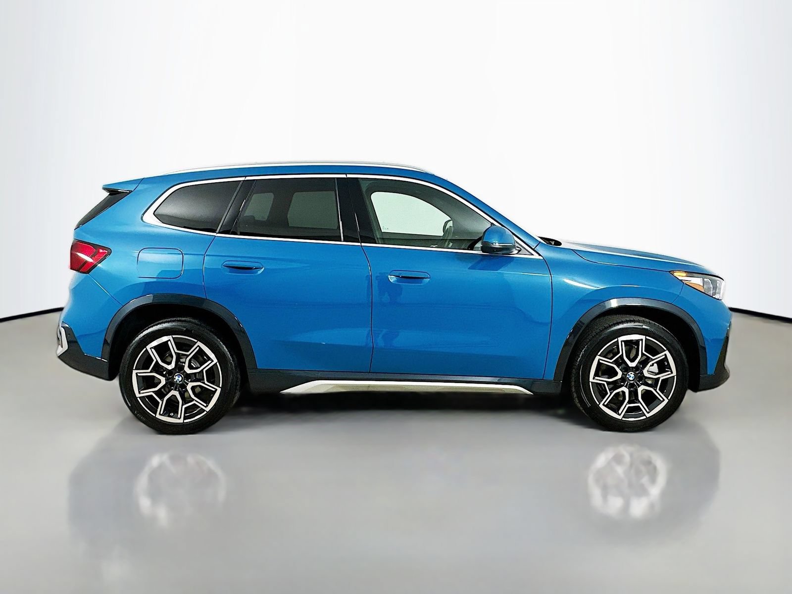 Used 2025 BMW X1 xDrive28i AWD/4WD image 4