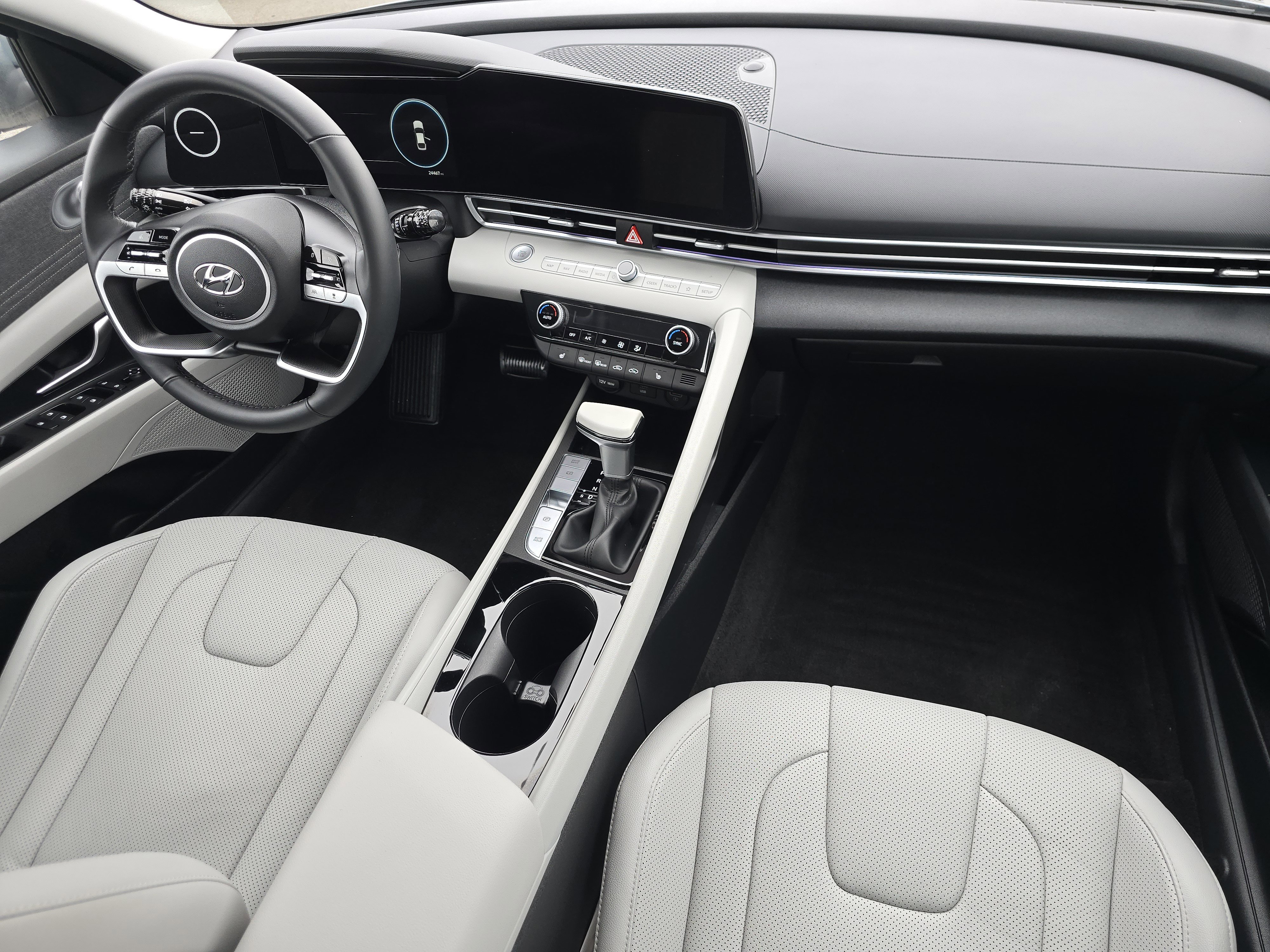 Used 2022 Hyundai Elantra Limited w/ Cargo Package image 17