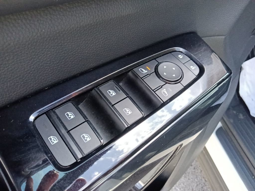 Used 2022 Nissan Pathfinder SV w/ SV Premium Package image 12