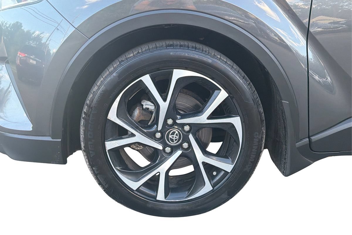 Used 2018 Toyota C-HR XLE FWD image 23