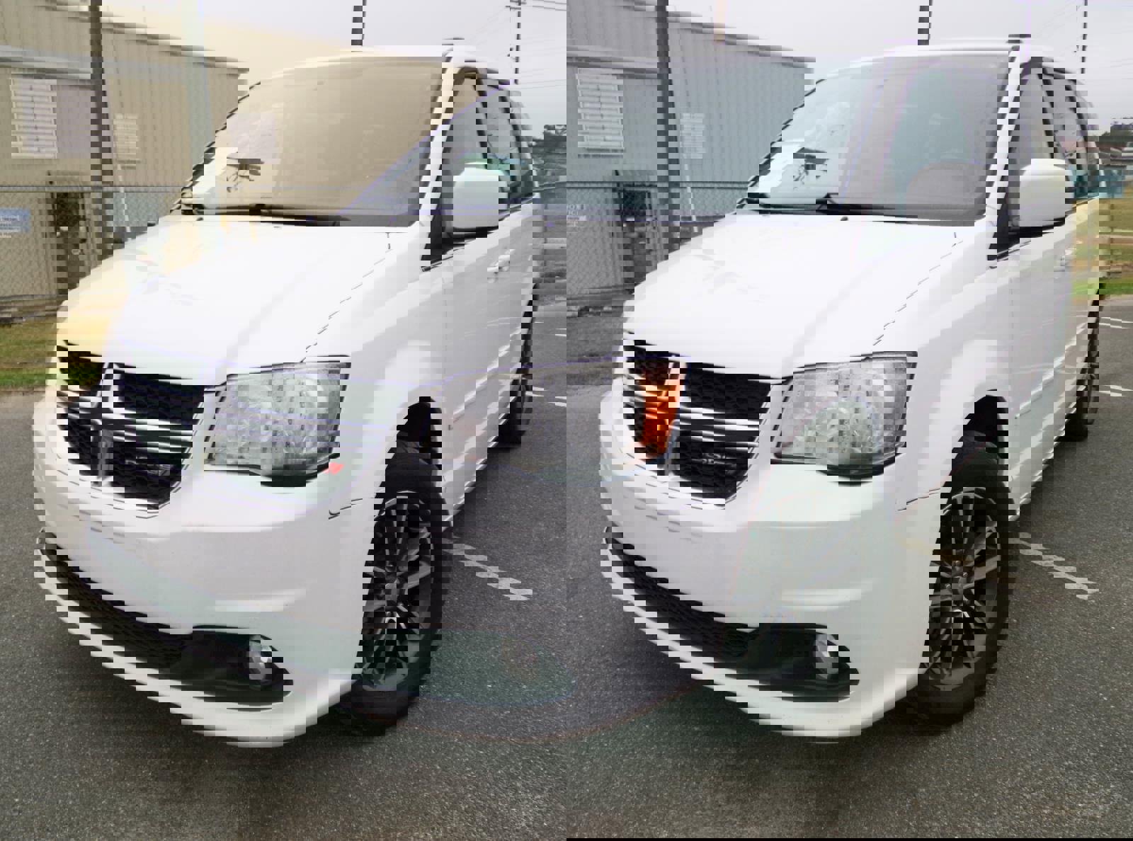 Used 2017 Dodge Grand Caravan SXT image 1