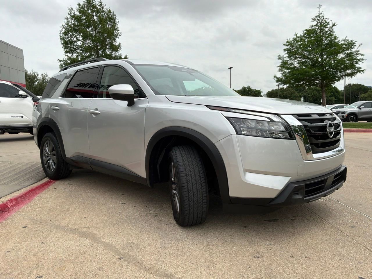 Used 2025 Nissan Pathfinder SV image 4