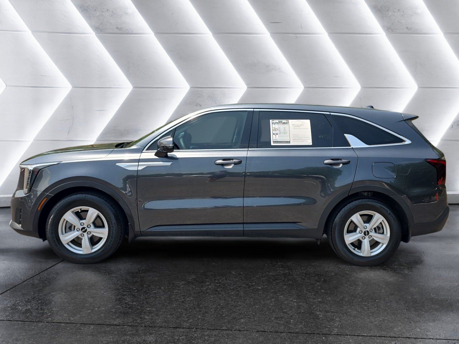 Used 2024 Kia Sorento 2WD LX image 2