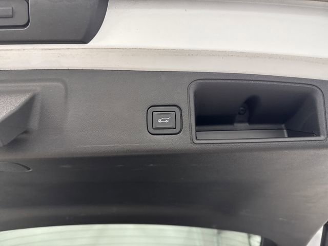 Used 2024 GMC Terrain SLT image 15