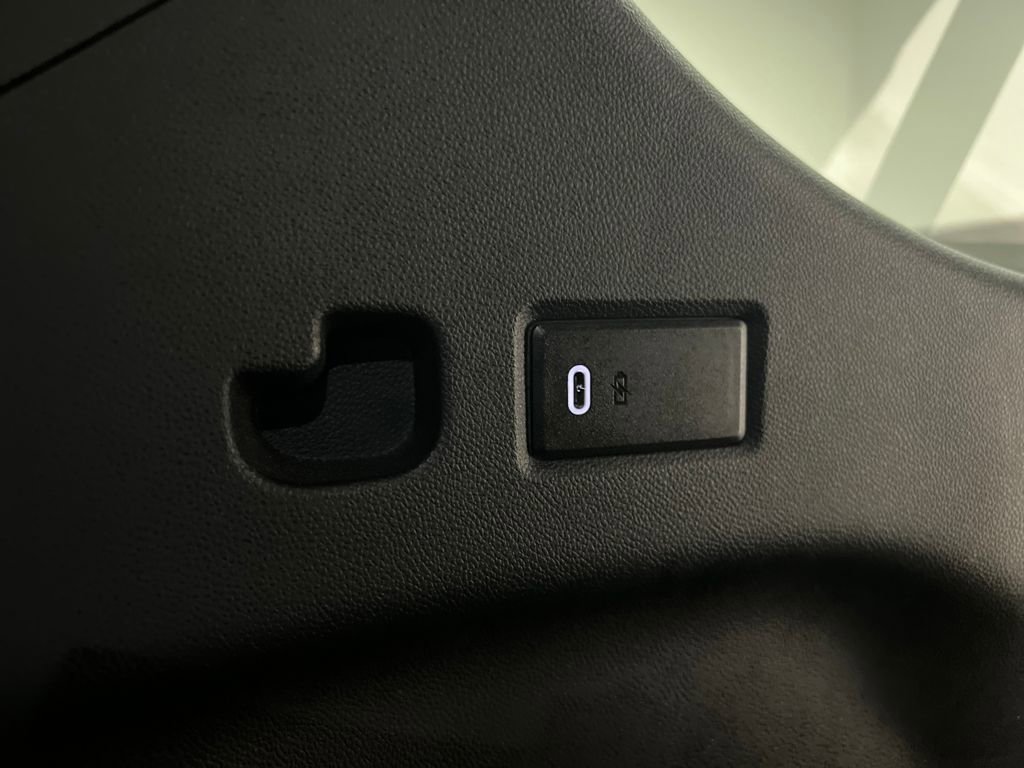 Used 2024 Chevrolet Suburban RST image 31