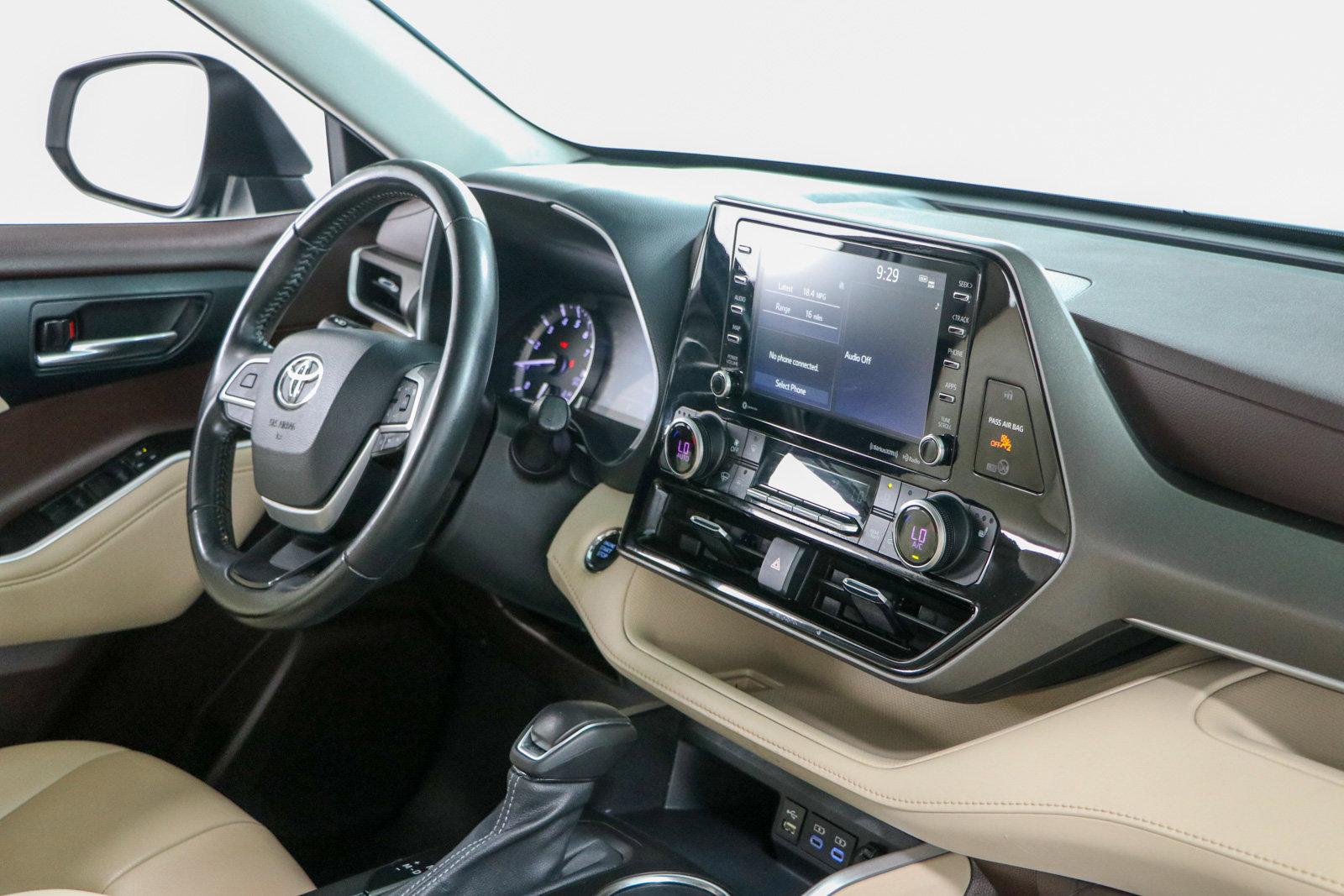 Used 2022 Toyota Highlander XLE FWD image 27