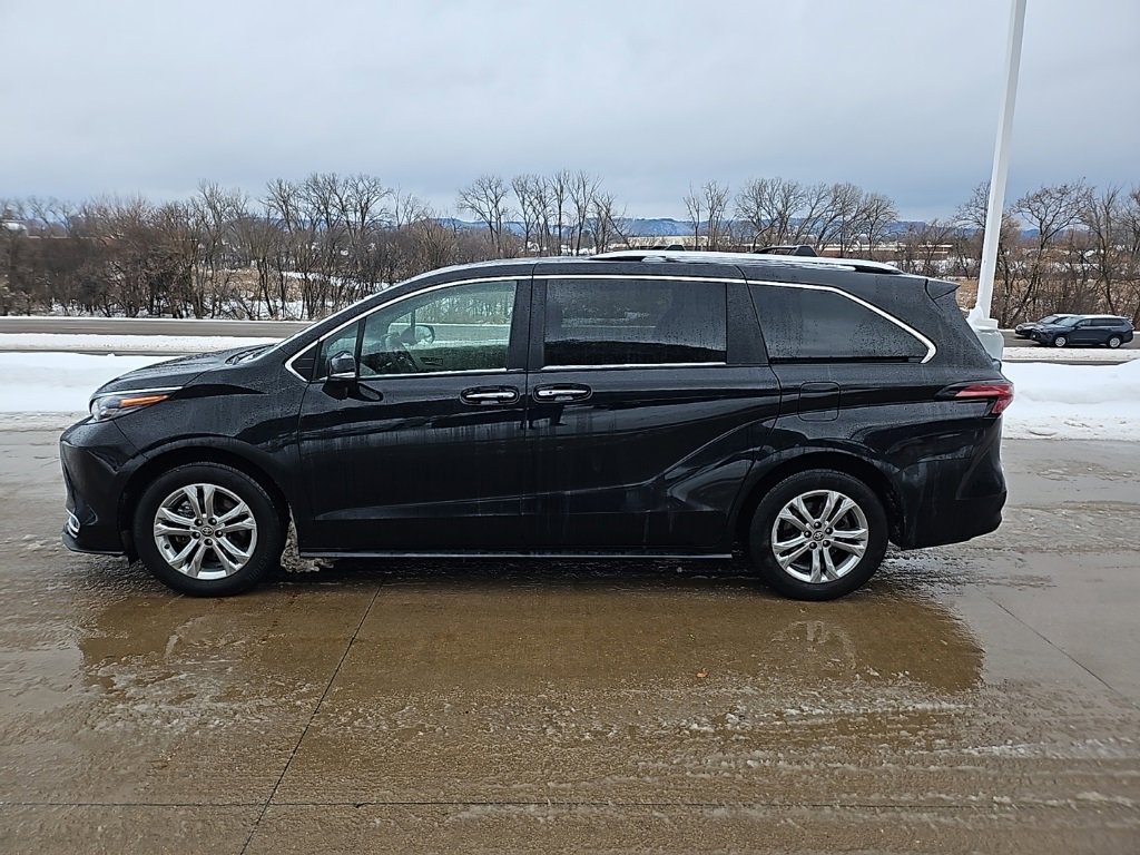 Used 2024 Toyota Sienna Platinum image 7