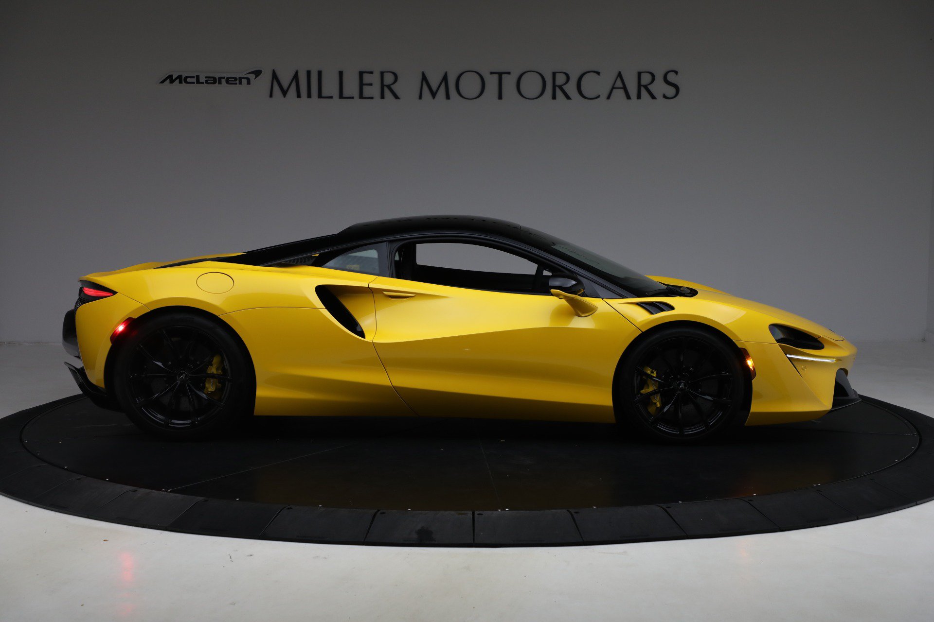Used 2024 McLaren Artura RWD image 9