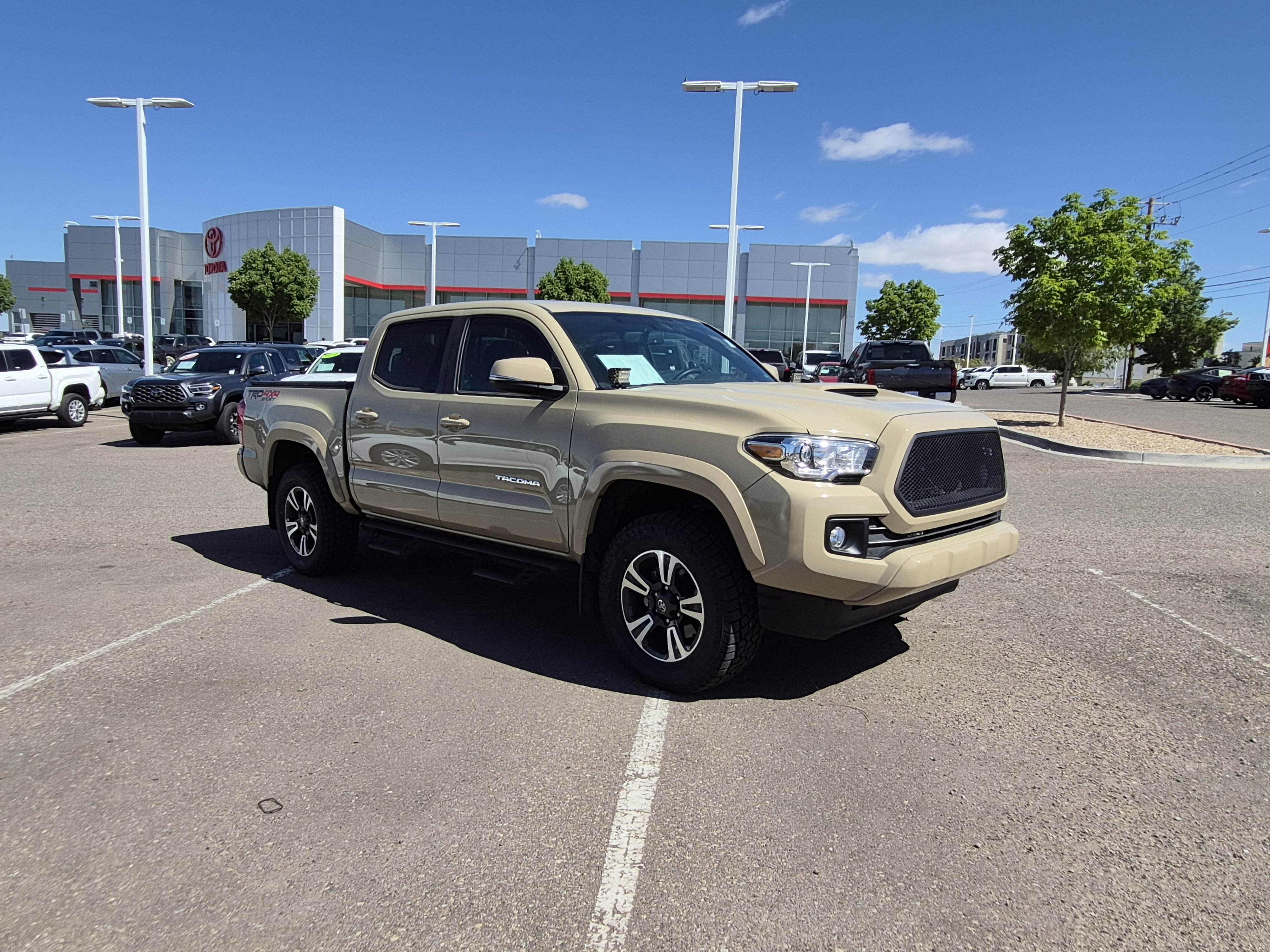 Used 2017 Toyota Tacoma TRD Sport w/ Premium & Technology Package AWD/4WD image 7