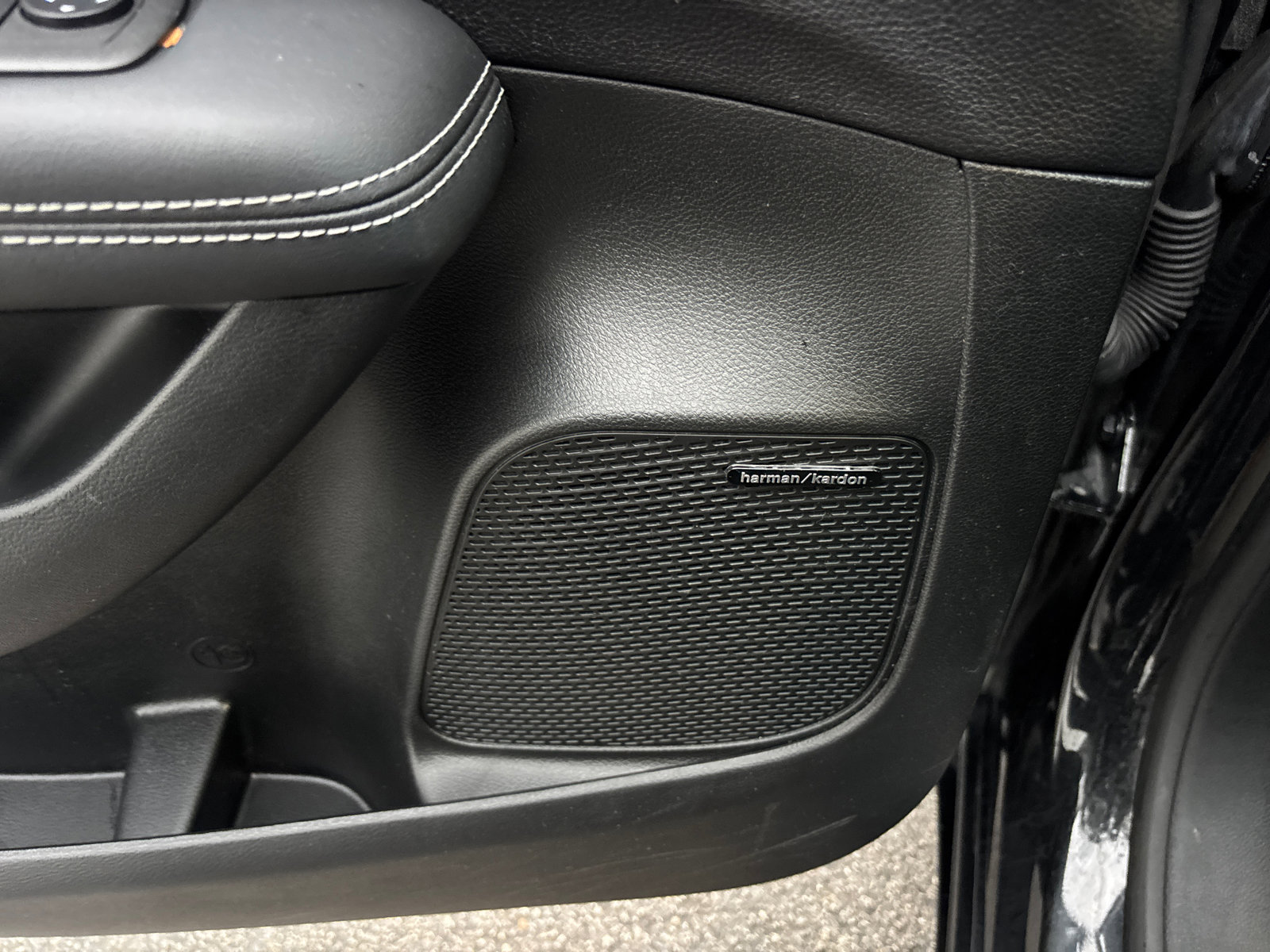 Used 2023 Chrysler Pacifica Limited w/ Uconnect Theater Family Group image 14