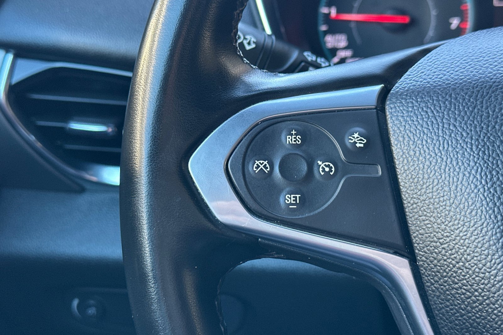 Used 2023 Chevrolet Traverse LT image 32