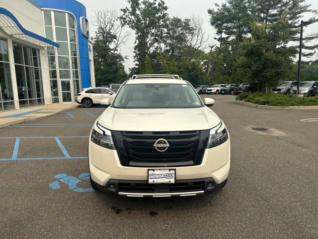 Used 2023 Nissan Pathfinder SL w/ Black Appearance Package AWD/4WD image 3
