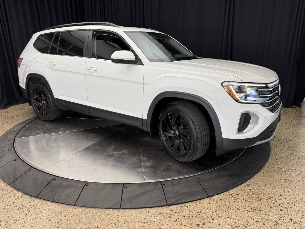 Used 2024 Volkswagen Atlas SE w/ Panoramic Sunroof Package image 10