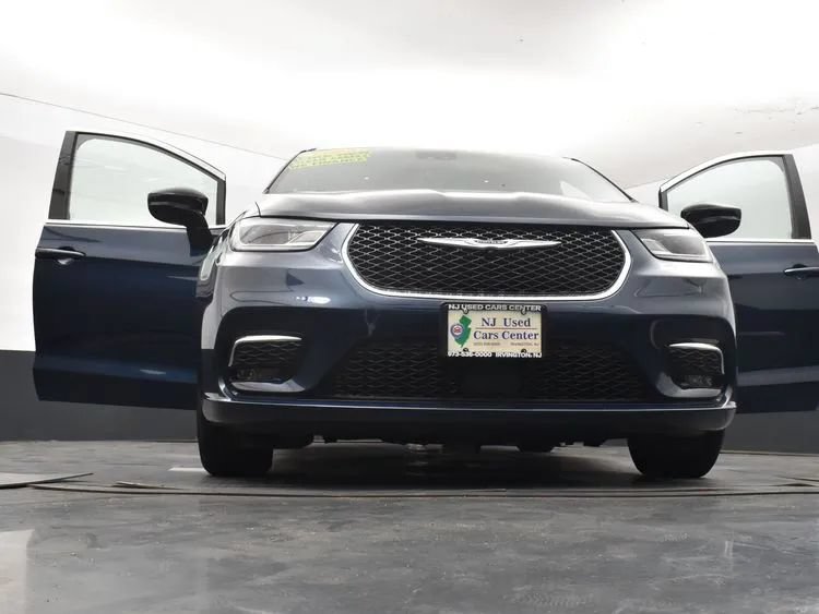 Used 2025 Chrysler Pacifica Select FWD image 11