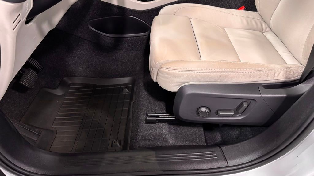 Certified 2023 Volvo XC40 B5 Plus w/ Driver Assist Package image 11