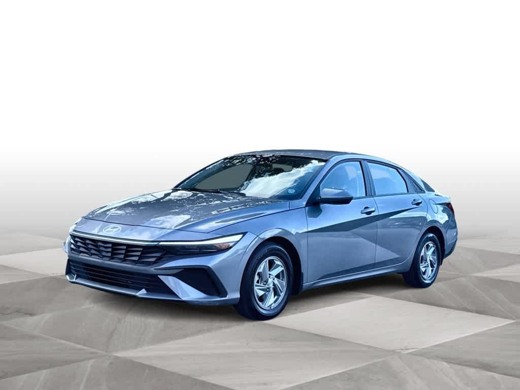 Used 2026 Hyundai Elantra SE FWD image 4