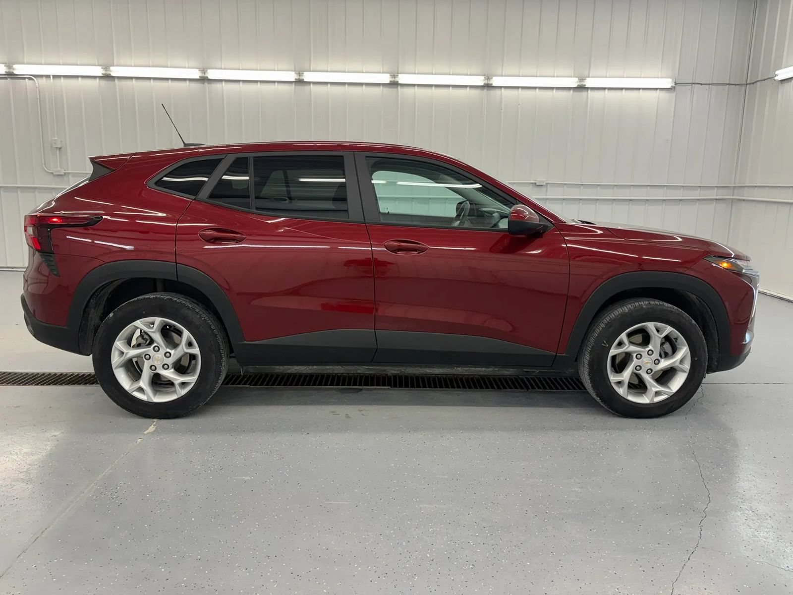 Used 2024 Chevrolet Trax LS w/ LS Convenience Package FWD image 2