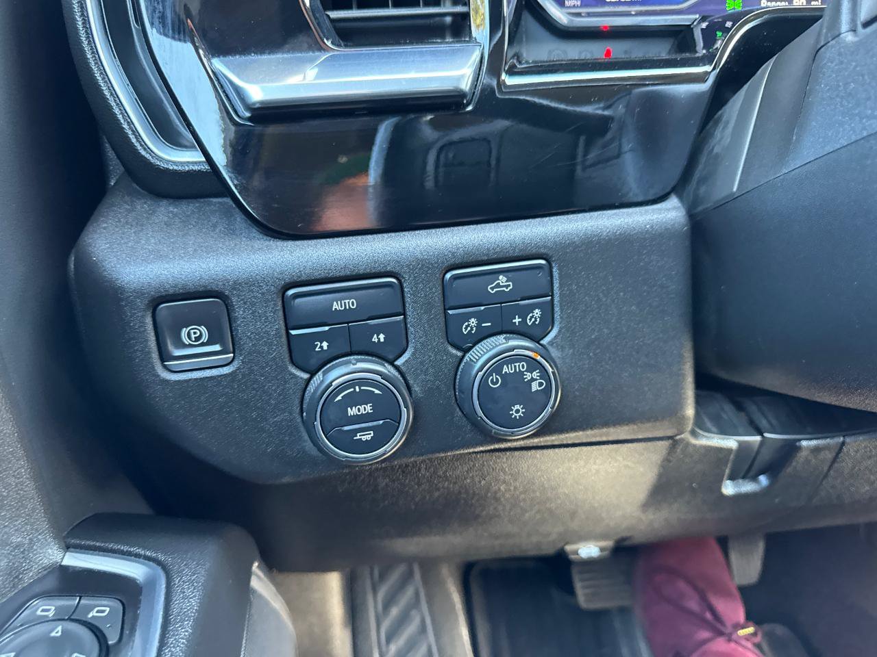 Used 2022 Chevrolet Silverado 1500 LT AWD/4WD image 11