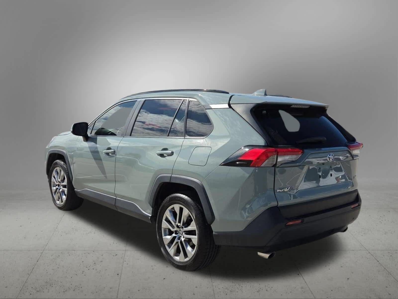 Used 2020 Toyota RAV4 XLE Premium FWD image 4
