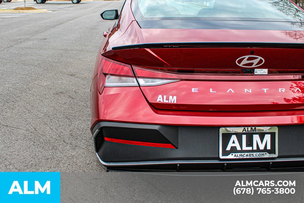 Used 2025 Hyundai Elantra Sport image 13