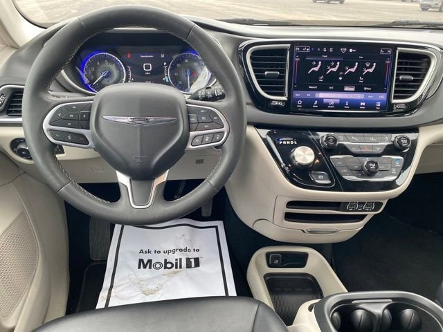 Used 2024 Chrysler Pacifica Touring-L image 8