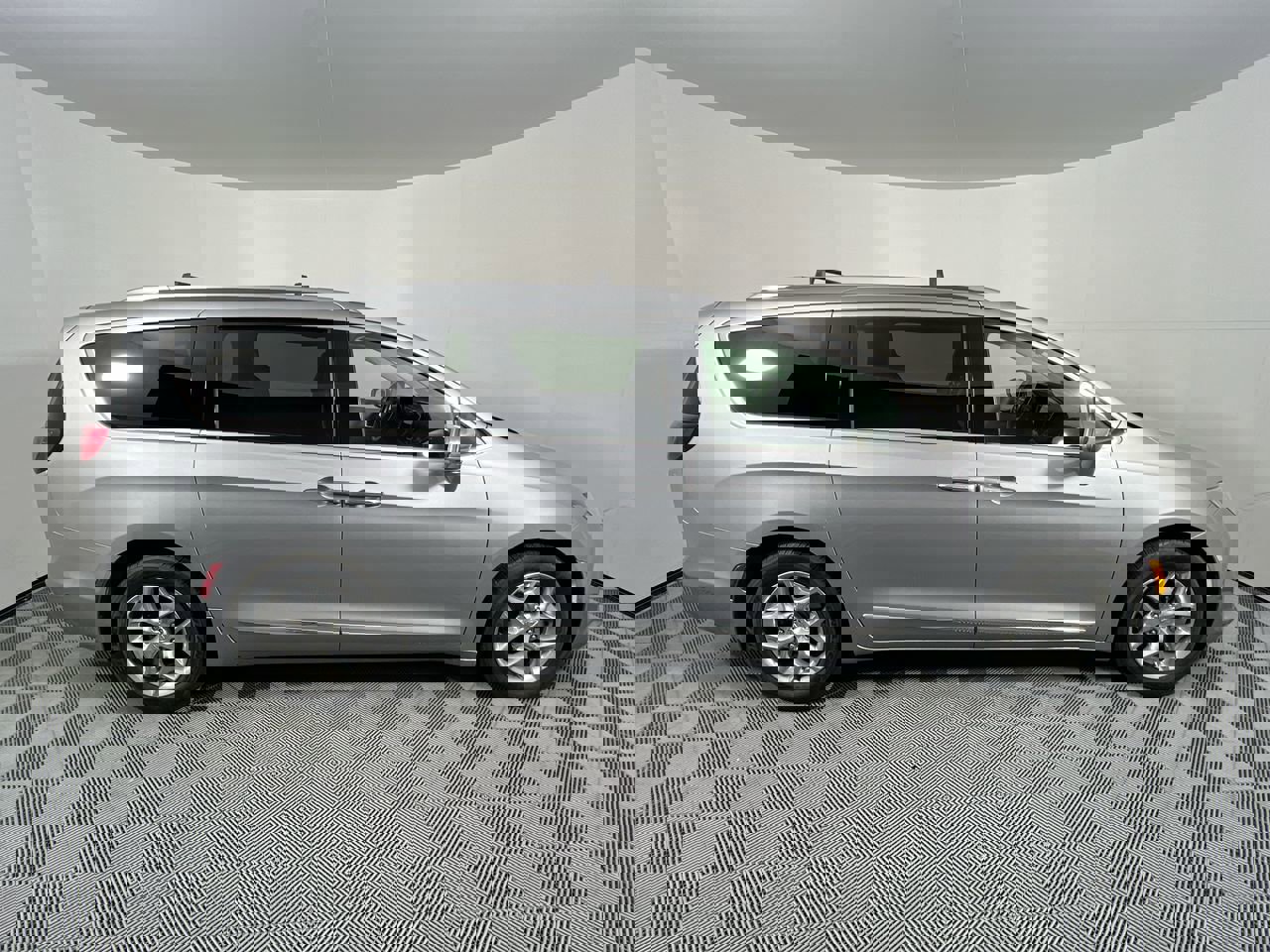 Used 2018 Chrysler Pacifica Limited image 2