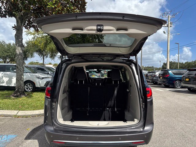 Used 2023 Chrysler Pacifica Touring-L FWD image 15