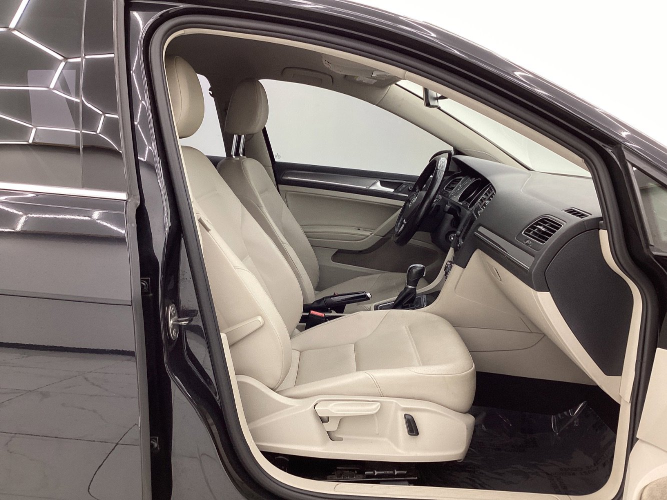 Used 2017 Volkswagen Golf Alltrack S image 15