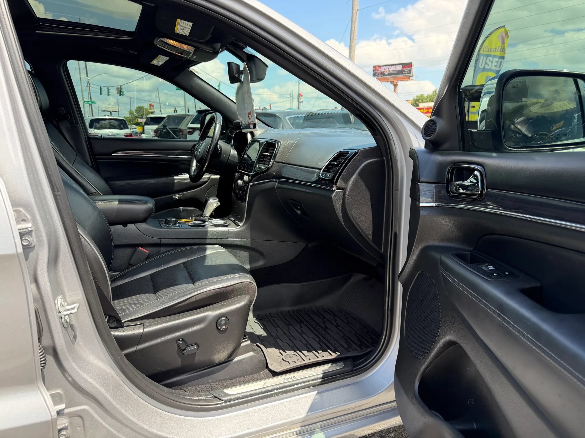 Used 2020 Jeep Grand Cherokee Overland AWD/4WD image 10