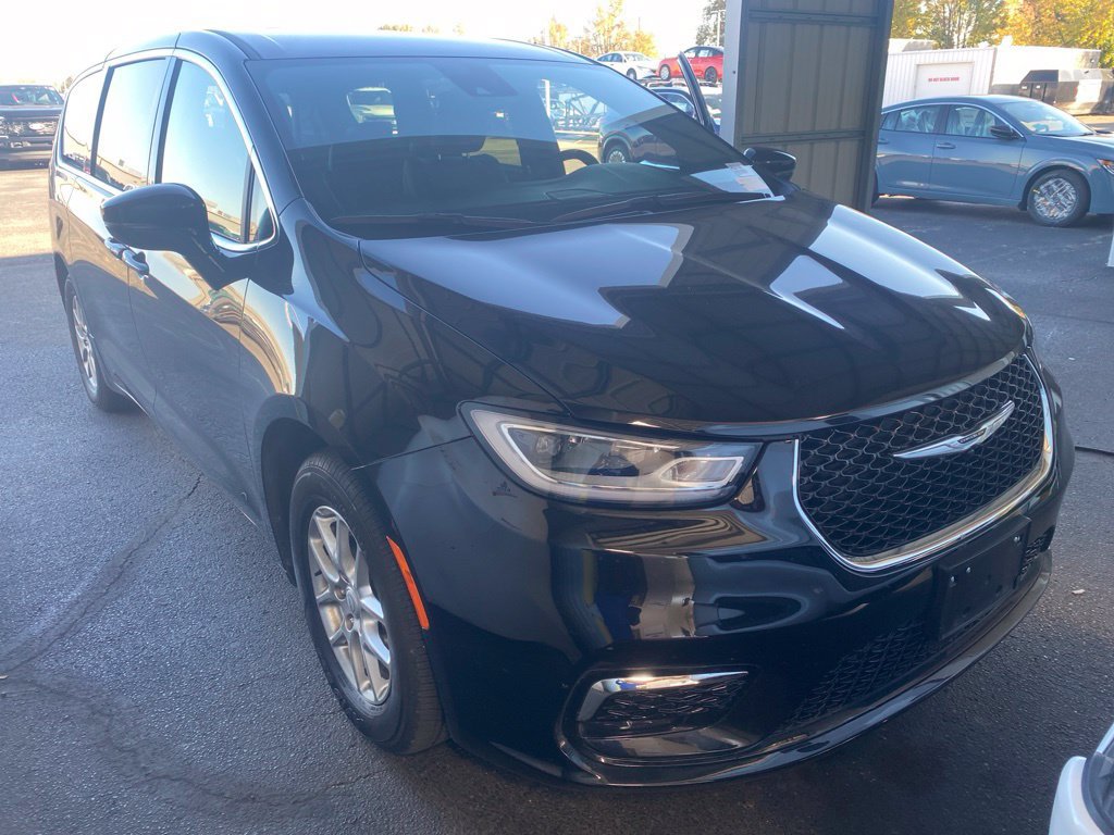 Used 2026 Chrysler Pacifica Select FWD image 1