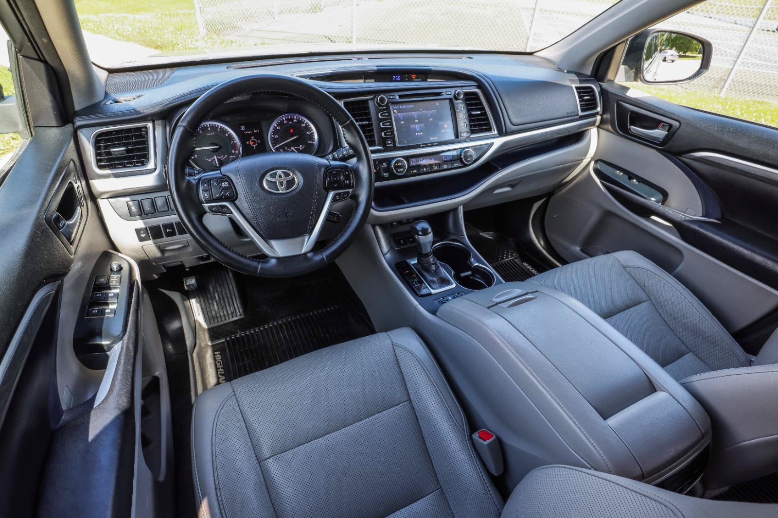 Used 2017 Toyota Highlander Limited AWD/4WD image 28