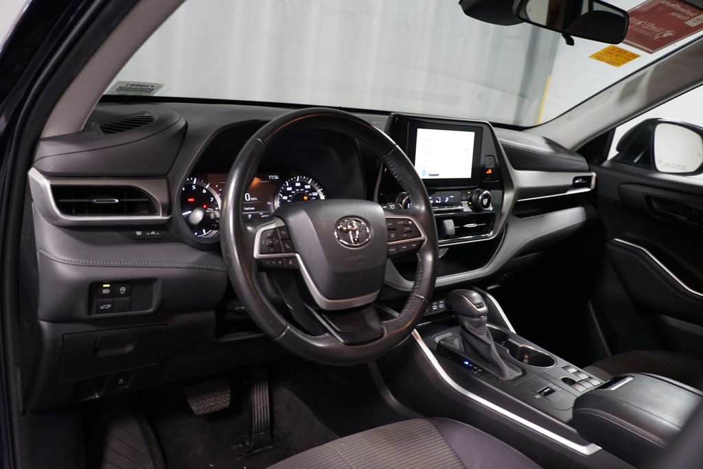 Used 2023 Toyota Highlander LE FWD image 7