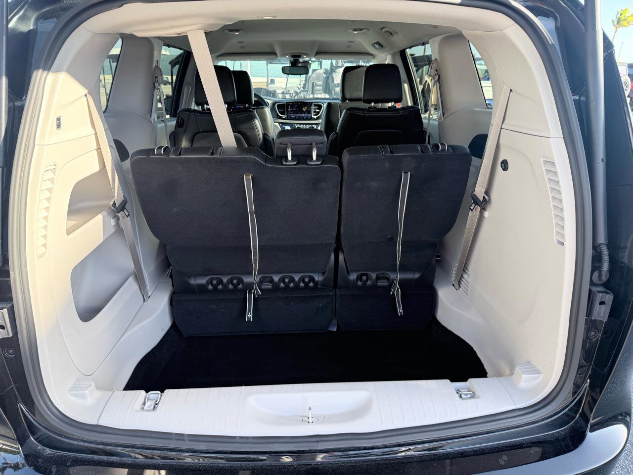 Used 2024 Chrysler Pacifica Touring-L image 9