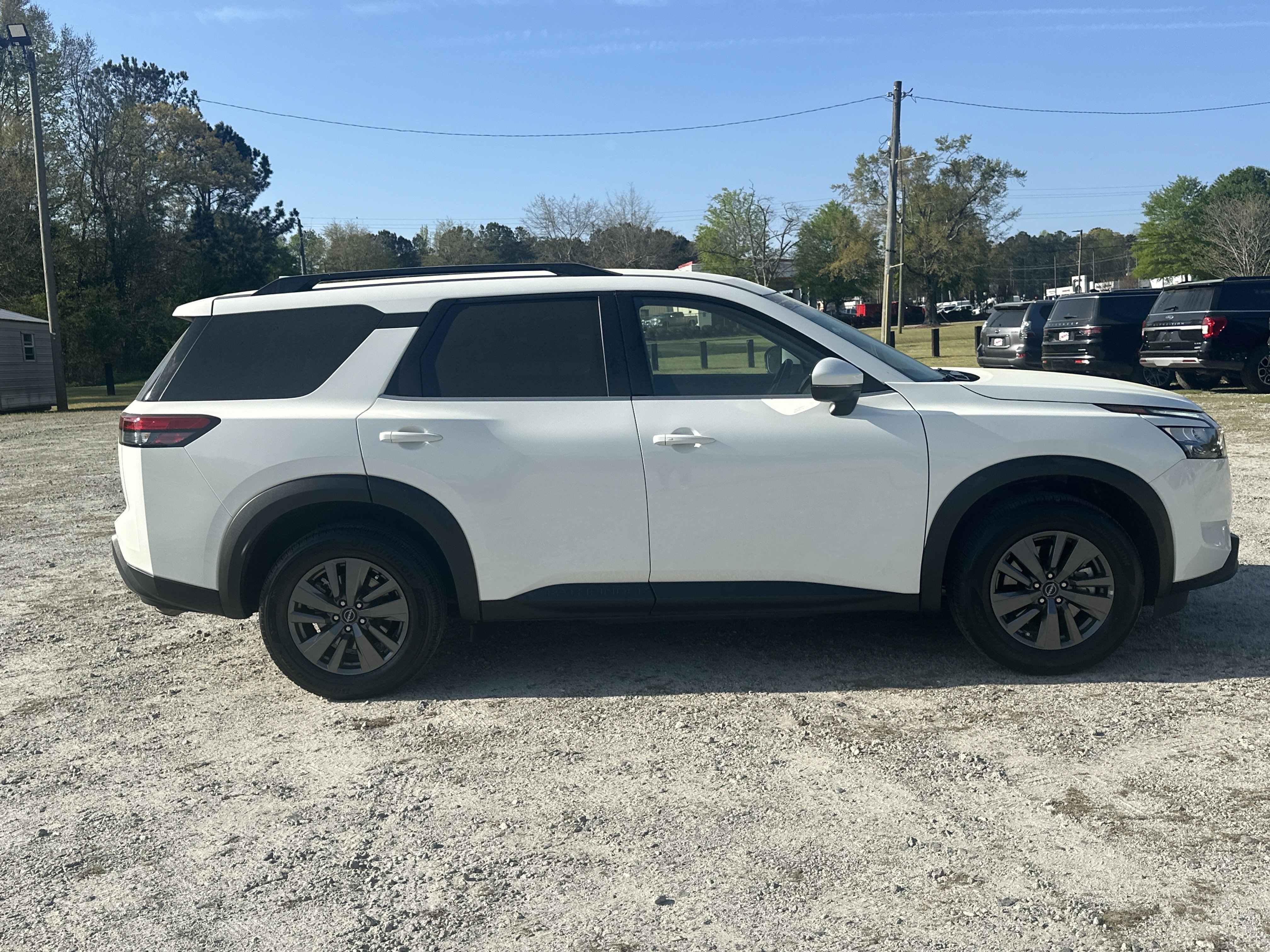 Used 2025 Nissan Pathfinder SV image 4