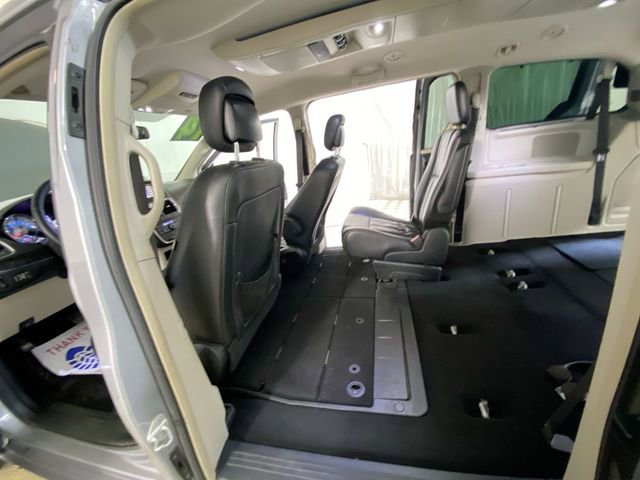 Used 2014 Chrysler Town & Country Touring w/ Driver Convenience Group image 29